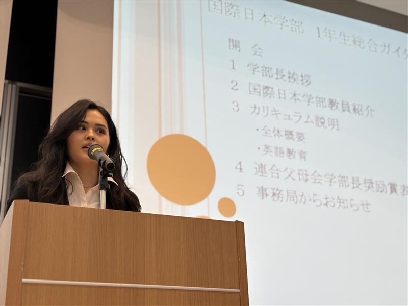 受賞スピーチをする佐々木さん