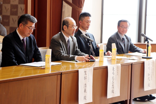 贈呈後の記者会見にて研究に関する質疑に回答する長嶋教授（中央左）