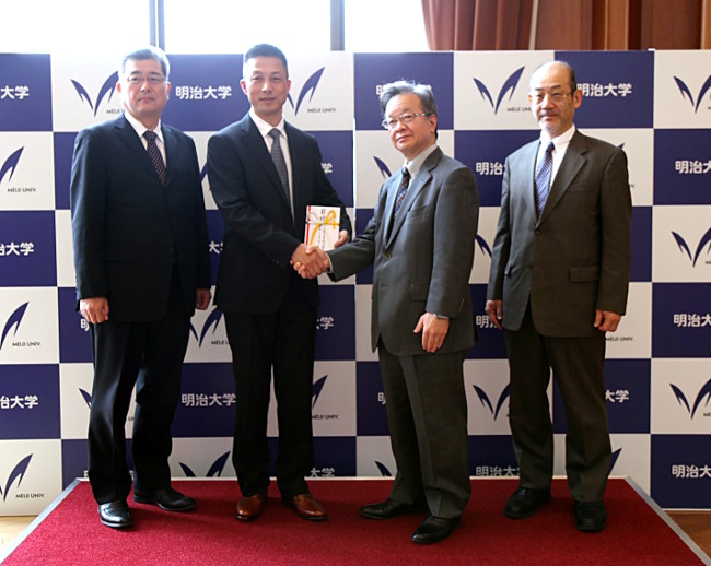 （左から）目録を囲んで記念撮影に臨む笠松研究推進部長、小川副学長、井上理事長、長嶋教授