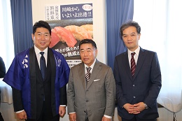 写真：記者発表会の様子（左から福田市長、土屋学長、村上教授）