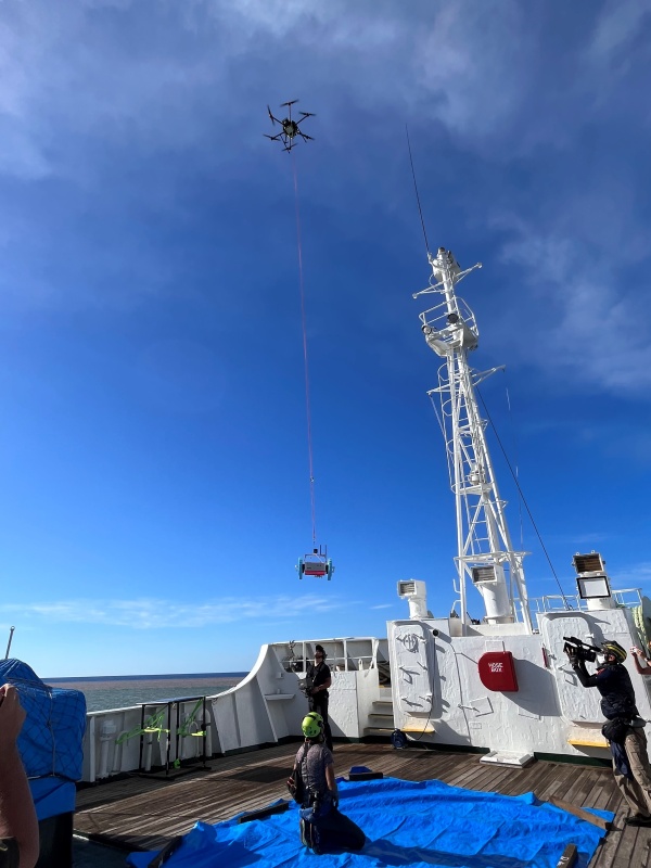 西之島に輸送される探査機