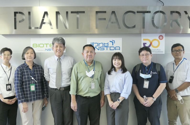 「BIOTEC」を訪問した池田 敬センター長（左から３番目）