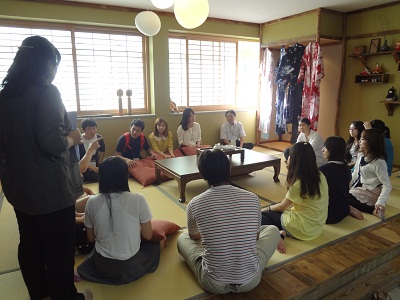 忠南大学　日語日文学科にてユン・へヨン先生とともに学生間交流