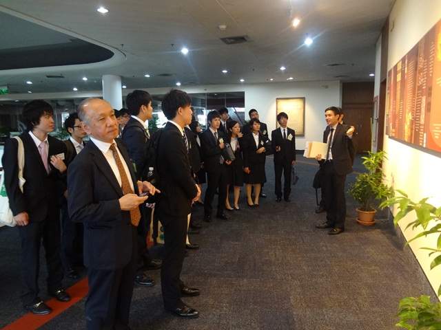 UN ESCAP 視察　武田先生（一番手前）とともに、説明を受ける短期留学生たち