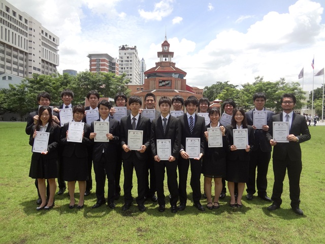 修了証を受領し、笑顔の短期留学生たち