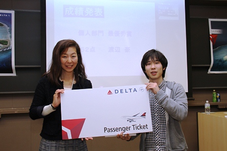 近藤裕代デルタ航空セールスアカウントエクゼクティブと個人部門優勝者