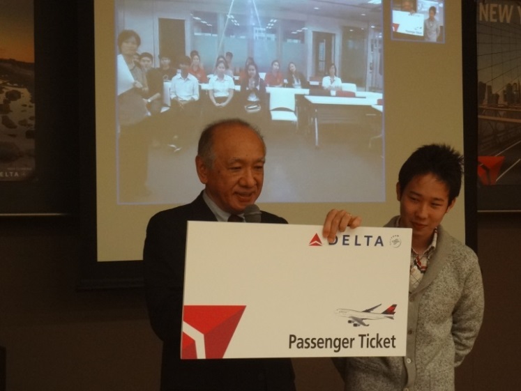 武田教授から(デルタ航空会社提供) 個人部門優勝者渡辺豪への贈呈式