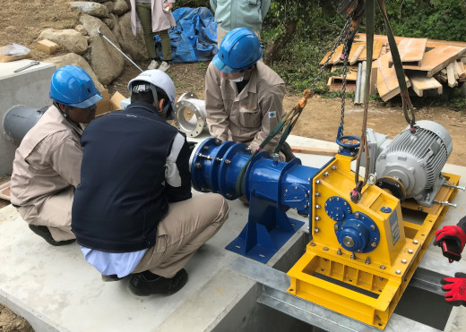 「インド工科大学のインターン生による発電システムのインストール」