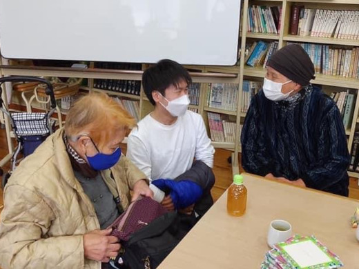 五ヶ瀬町の皆さんと交流する森山壱成さん(真ん中)