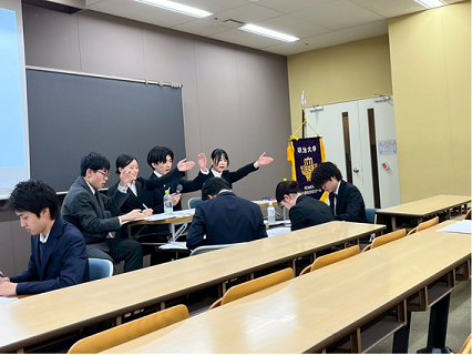 質疑応答（Q＆A）における是側の様子（議長からの指名を待っている）