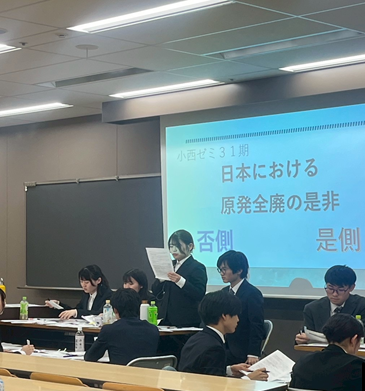 是側の反駁に対し回答している否側ディベーター