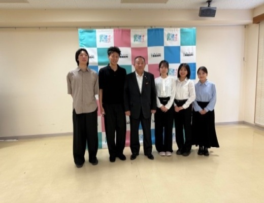 仲倉典克南越前町長と奥山雅之ゼミナールの南越前町プロジェクトメンバー