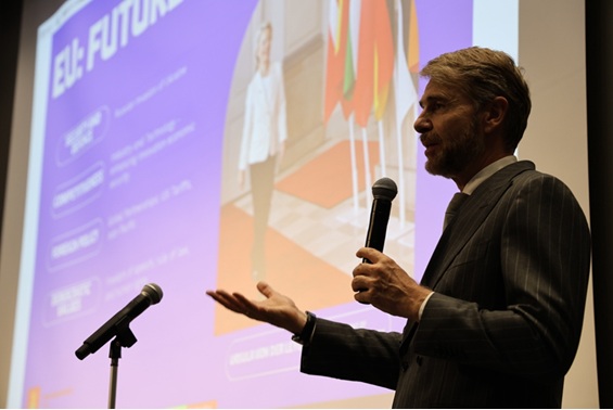 ©デンマーク大使館  写真：明治大学の学生に講演をする駐日デンマーク大使・ヤール・フリース=マスン氏