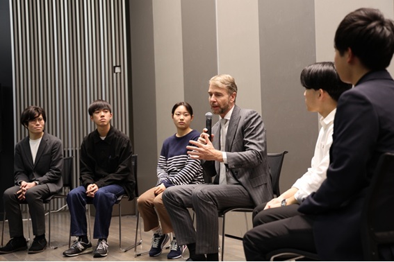 ©デンマーク大使館  写真：学生たちと意見交換をするデンマーク大使