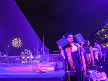 サンフランシスコジャイアンス球場での卒業式