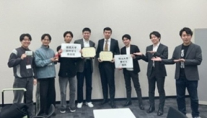 右から鳥原、木村、竹本、楊。同じグループで討議した関西大学ゼミメンバーと