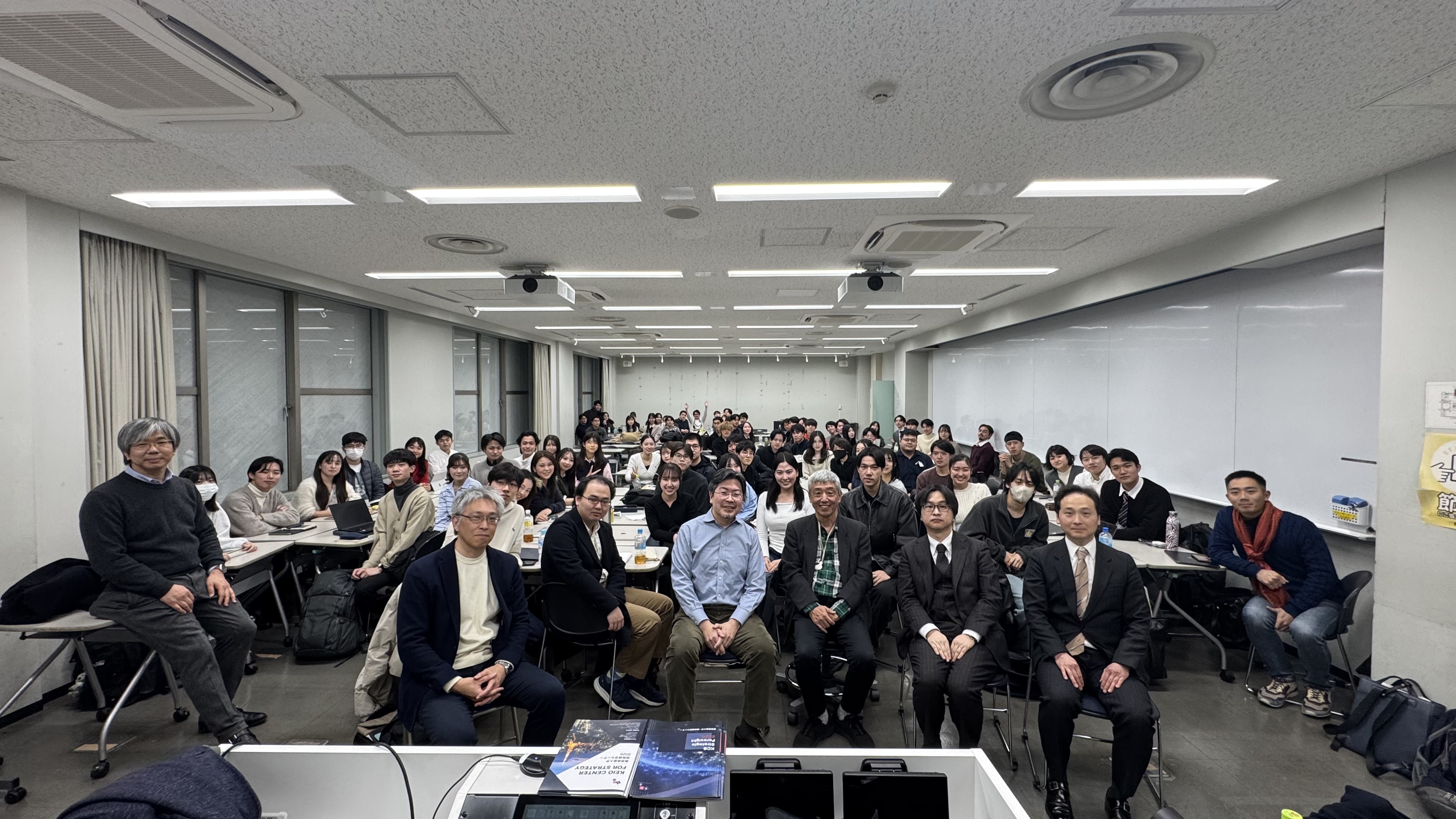 集合写真：前列左から、細谷雄一教授（慶応義塾大学法学部）、川嶋周一（明治大学政治経済学部）、鶴岡路人教授（慶応義塾大学総合政策学部）、田所昌幸・慶応義塾大学名誉教授、板橋拓己教授（東京大学法学政治学研究科）、宮下雄一郎教授（法政大学法学部）