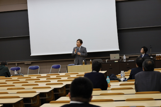 地域行政学科の歴史を振り返る星野泉教授