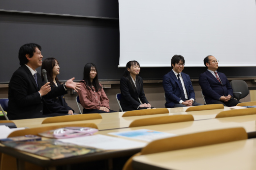 卒業生による討論会