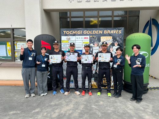選手を囲んで（選手は左側から、田代優翔 選手、星哉 選手、桃次郎 選手、田代優晟 選手）