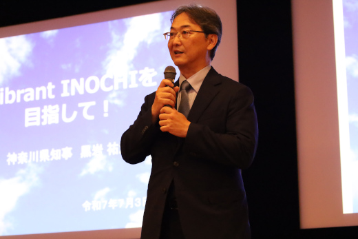 開会にあたり、政策学科開設の意義と今後への期待を述べる政治経済学部長の小野島真教授