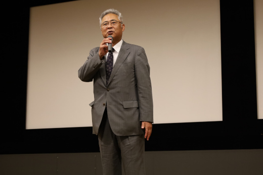 シンポジウムの締めくくりとして閉会挨拶を行う藤永修一教授