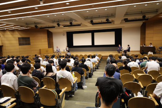 自治体・国・研究者それぞれの視点から政策を語るシンポジウムに、300名を超える来場者が集まった