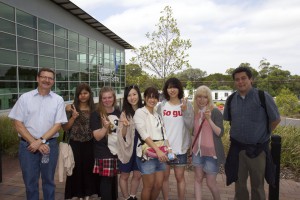 西シドニー大学パラマッタキャンパス前で　左端　ワルトン先生（西シドニー大）　右端　パワー先生（明治大）