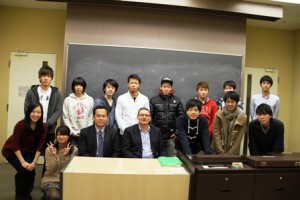 Walton教授、引率教員の伊藤教授を囲んで