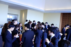 ウェルカムパーティーの様子　会話を楽しむ短期留学生と政治経済学部生