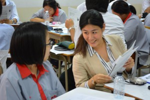 笑顔で指導する大学院生