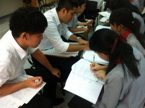 熱心に教える短期留学生