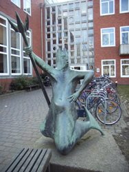 ブレーメン経済工科大学の入り口には海の神ポセイドンの像が・・・。