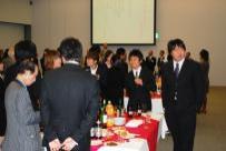 卒業生と学生との懇談の輪（写真）