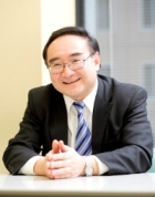 商学部長　横井勝彦