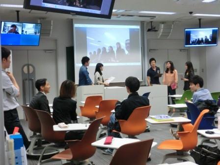 スクリーン越しにブラジルの学生たちと質疑応答