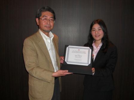 授賞式にて：小室厚作氏（JTB International (Canada) Ltd.　JTB Educational Institute of Canada日本代表）と