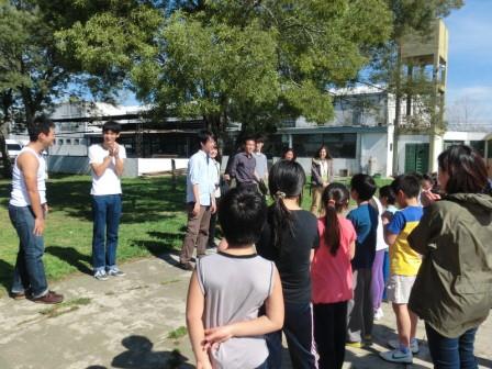 写真5：ラプラタ日本語学校の朝礼に参加