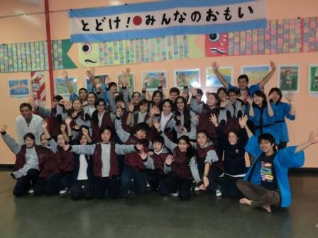 写真7：日亜学院の生徒たちと
