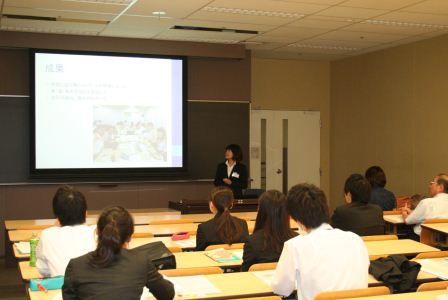 成果報告会・学生による発表の様子