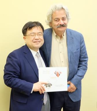 出見世商学部長とモダールインターナショナル学院国際連携部長Alfred MAHDAVY氏