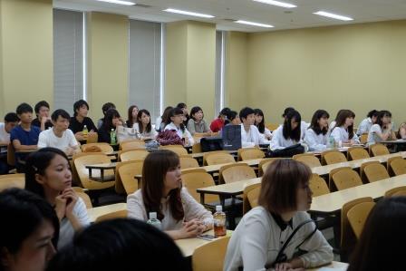 他チームの発表にも真剣な表情で耳を傾ける学生たち