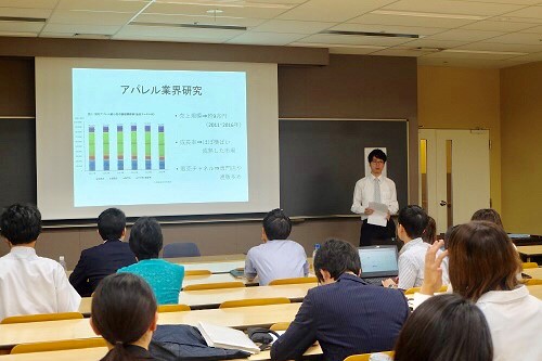 成果報告会・学生による発表の様子