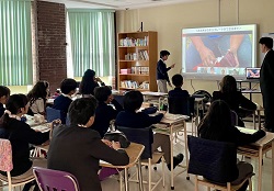 オンライン学習交流中の日本メキシコ学院の生徒たち【１】
