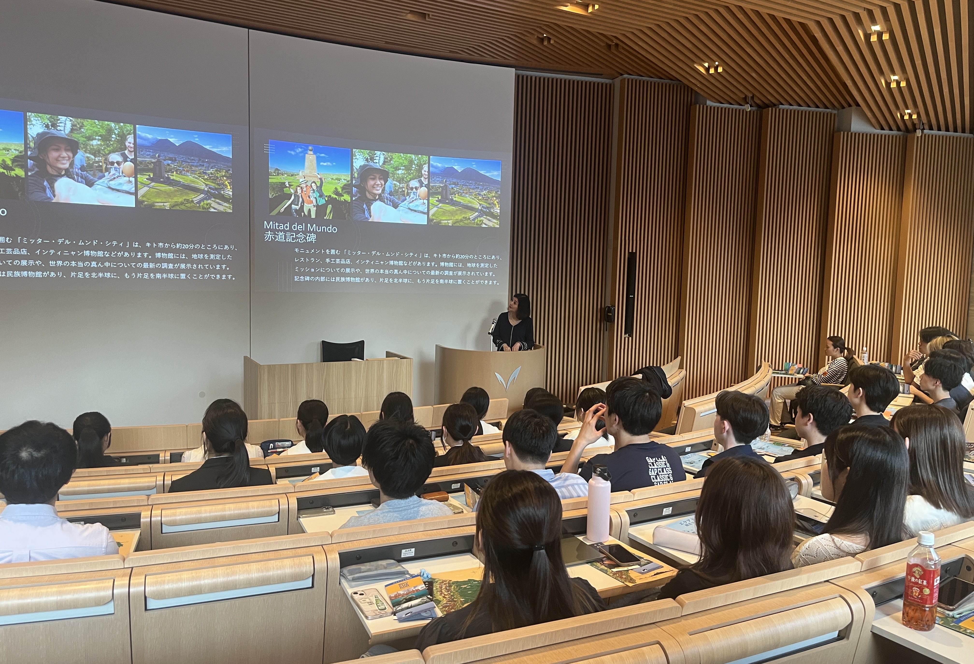 講演を聞く商学部生と高校生たち