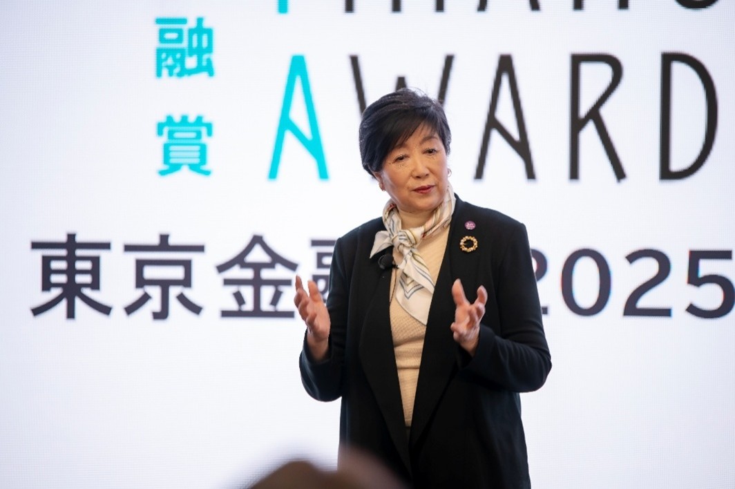  授賞式の冒頭、挨拶を行う小池百合子東京都知事 
