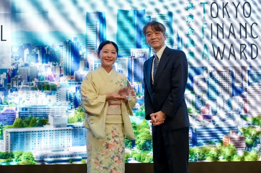 審査員特別賞を受賞した三和裕美子教授（左）と、山岡浩巳審査委員長（右）