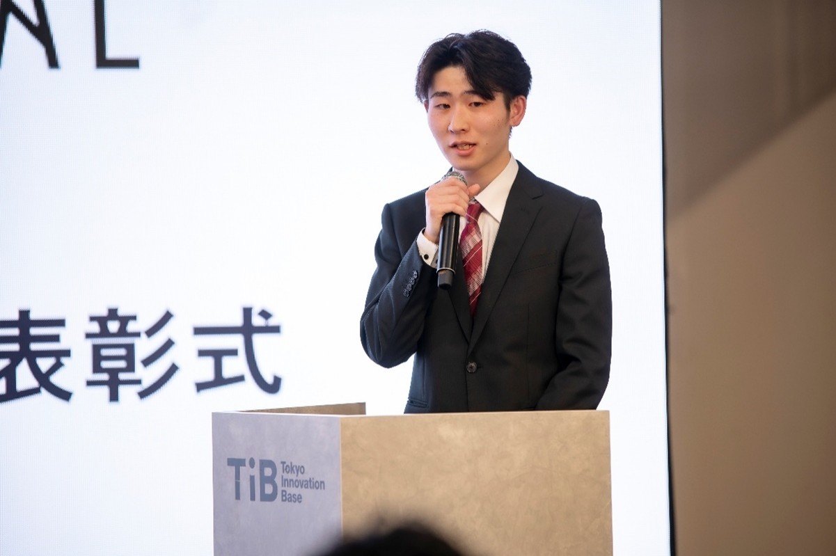  授賞式でプレゼンテーションを行う2年ゼミ長・伊藤瑛介君 