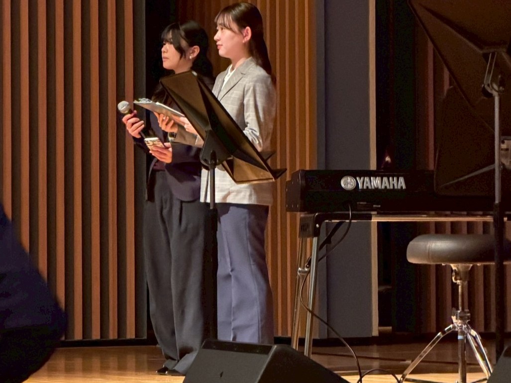 司会進行中の商学部生➁