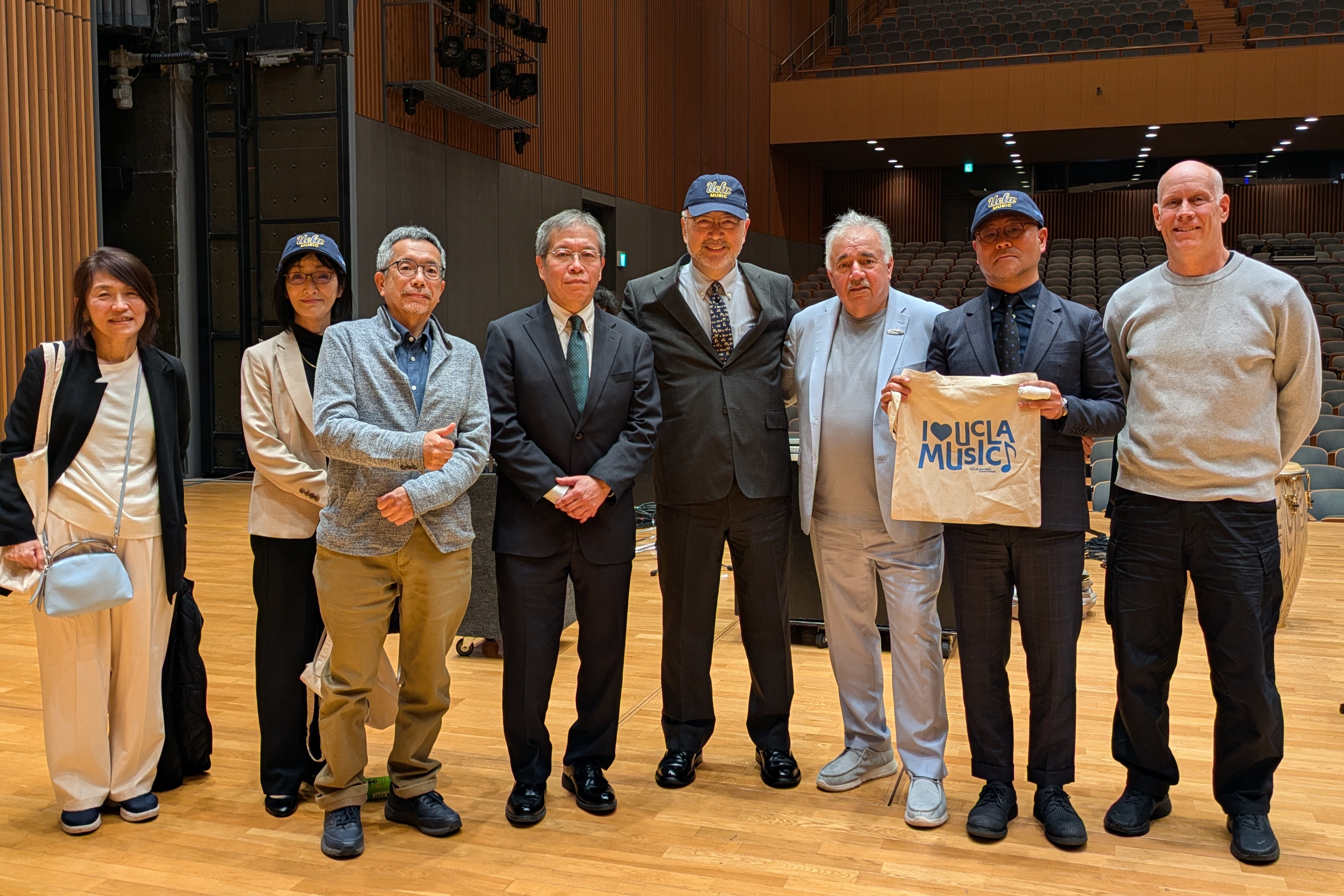 全体写真（大学関係者とロサ教授）